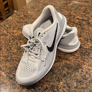 Nike Women’s Flex Run Sneakers. Sz 8.5